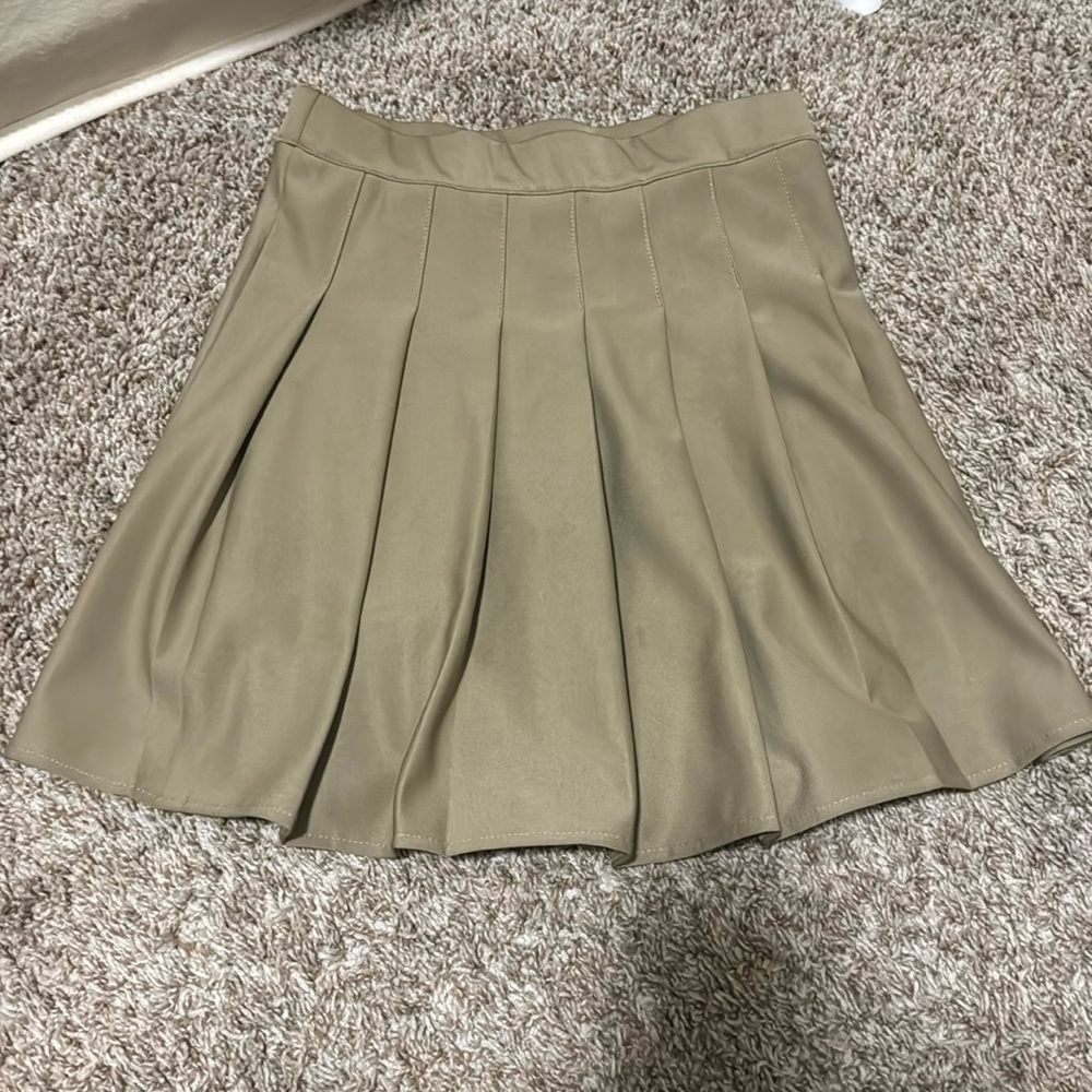 Pleated brown skirt with undershorts